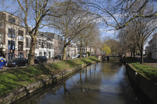 909604 Gezicht op de Stadsbuitengracht te Utrecht, vanaf de Weerdbrug, met links de panden aan de Weerdsingel O.Z. en ...